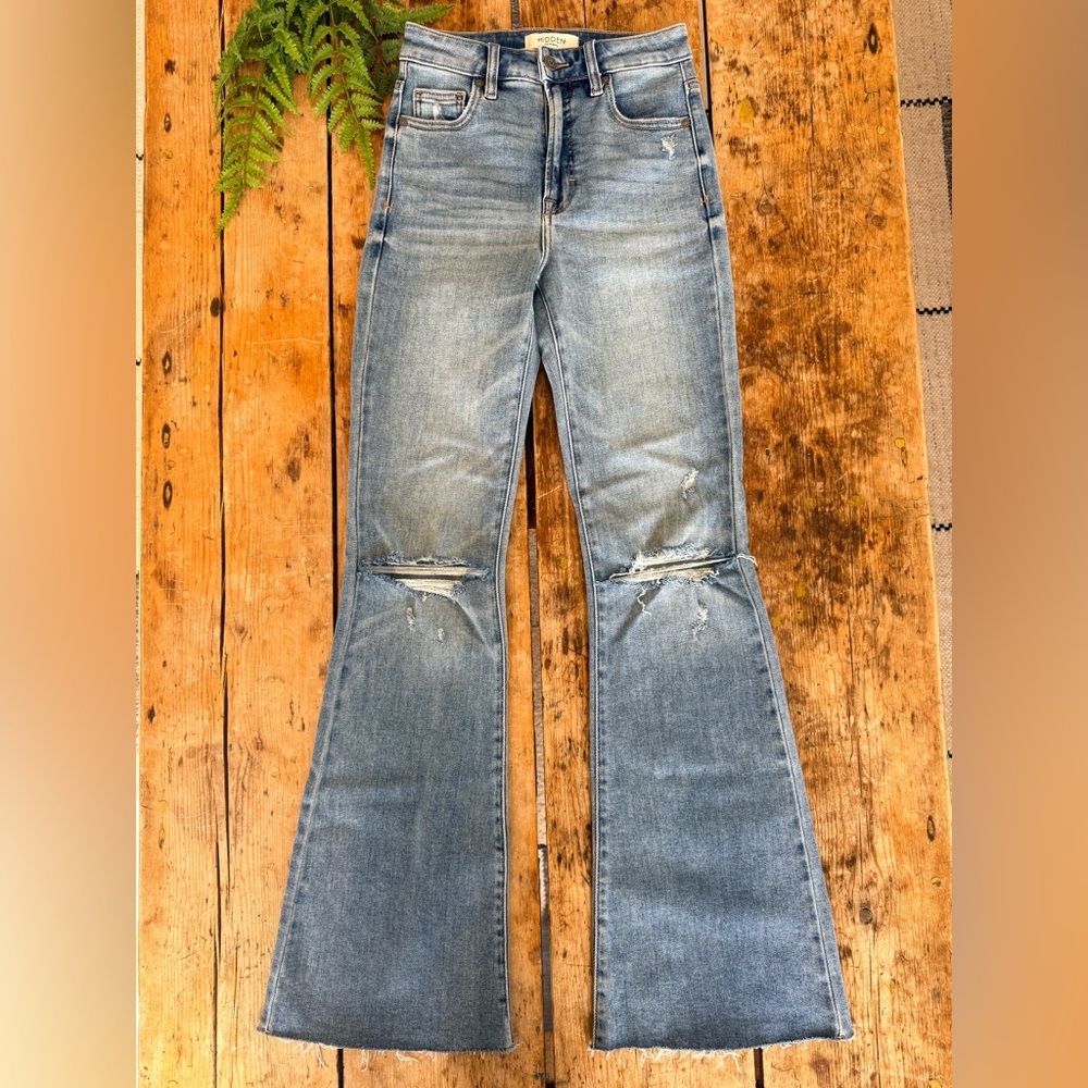 HIDDEN - HAPPI High Rise Flare Jeans 31” Inseam MSRP $78